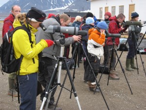 UNIS students observing geese